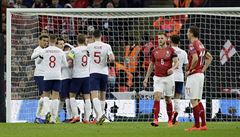 Fotbalisté Anglie se radují z gólu Harryho Kanea.