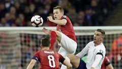 Jakub Jankto odkopává míč před Jordanem Hendersonem | na serveru Lidovky.cz | aktuální zprávy