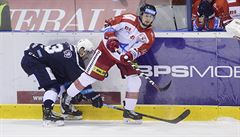 VIDEO: Olomoucký hokejista Strapáč tvrdě atakoval Černého z Vítkovic a vynechá dva zápasy