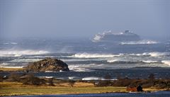Loď Viking Sky se kymácela velkých vlnách na moři, poté, co jí přestaly...