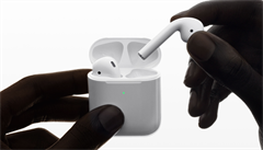 Apple představil novou verzi kultovních sluchátek AirPods 2. Analytici čekali revoluci, změny jsou však ‚neviditelné‘