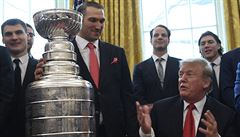 Prezident Donald Trump bhem návtvy hokejist Washingtonu v Bílém dom.