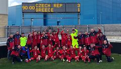 Fotbalisté reprezentace do 19 let oslavují vítězství nad Řeckem.