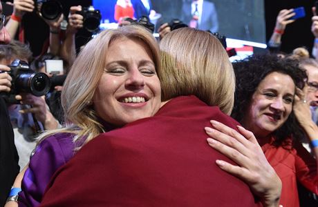 Prezidentská kandidátka Zuzana aputová pijímá od své spolupracovnice Nory...