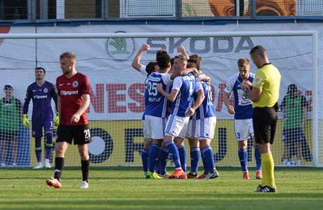 Hrái Boleslavi se radují z druhého gólu do sít Sparty.