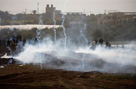 Hranice Gazy v mraku slznho plynu.