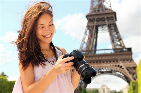 Turistka před Eiffelovou věží v Paříži (ilustrační foto)