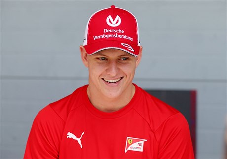 Mick Schumacher závodí v seriálu formule 2.