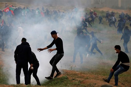 Izraelci na demonstranty stílejí a hází na n kapsle se slzným plynem.