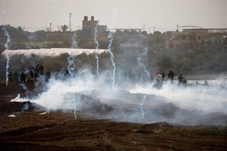 Hranice Gazy v mraku slzného plynu.