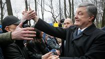 Ukrajinsk prezident Petro Poroenko se zdrav s pznivci bhem novch voleb...