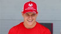Mick Schumacher závodí v seriálu formule 2.