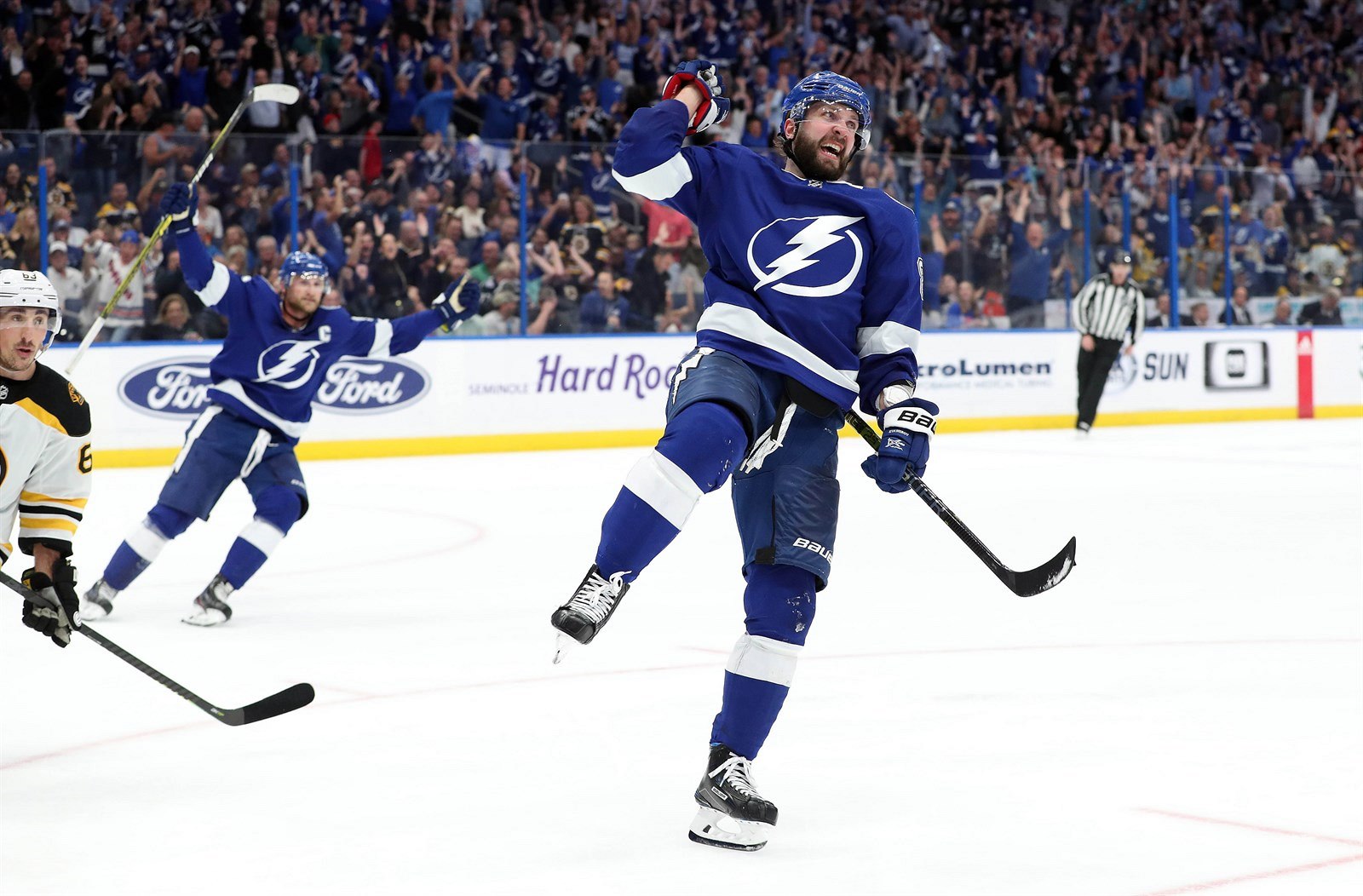 Ruský ostrost�elec Nikita Ku�erov zá�í radostí po gólu do sít� Bostonu.