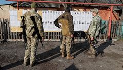 Ukrajintí vojáci si tou informace o kandidátech v prezidentských volbách.
