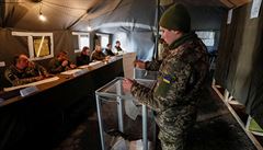 Ukrajinský voják volí v prezidentských volbách.