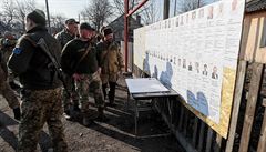 Ukrajintí vojáci si tou informace o kandidátech v prezidentských volbách.