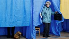 Na Ukrajině začalo druhé kolo prezidentských voleb. Favoritem je herec Zelenskyj