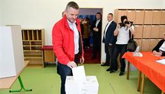 Slovenský premiér Peter Pellegrini ve volební místnosti.