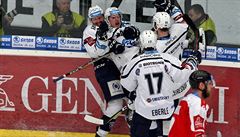 Plzeňští hokejisté se radují z branky v rozhodujícím zápase čtvrtfinále proti...