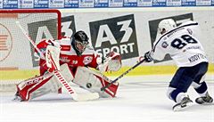 Plze�ský úto�ník Kodýtek sám p�ed branká�em.