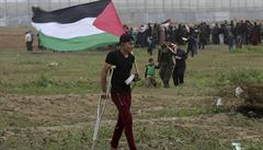 Zranný palestinský protestant.