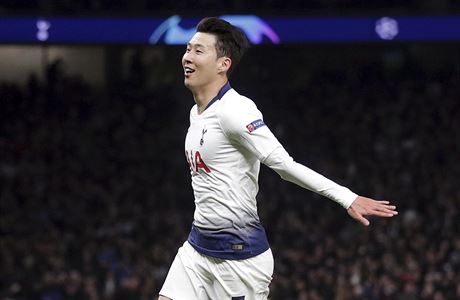 Son Heung-min z Tottenhamu slaví gól v Lize mistr