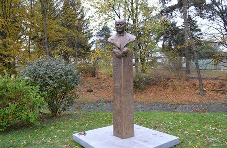 Jedna z mnoha soch pipomínajících památku Antonína vehly
