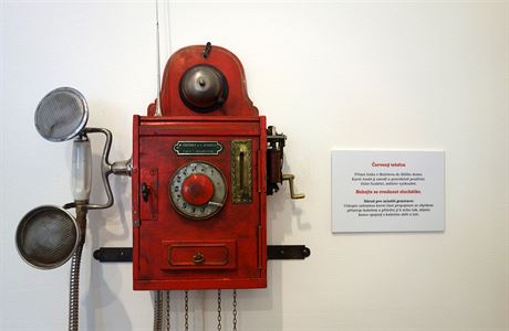 ervený telefon, kterým Karel Joná komunikoval s Bílým domem.