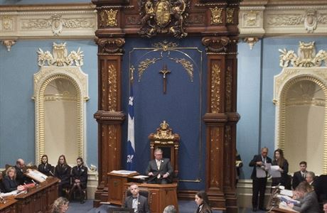 Krucifix visící nad místem pedsedy Národního shromádní v Québecu.