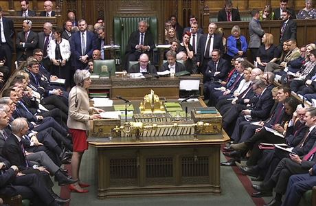 Britská premiérka Theresa Mayová ped poslanci (bhem tetího hlasování).