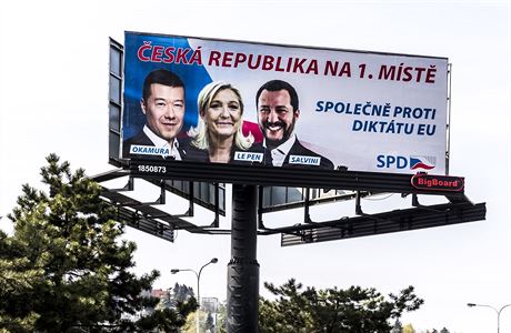 eská republika na 1. míst. Spolen proti diktátu EU, hlásají billboardy...