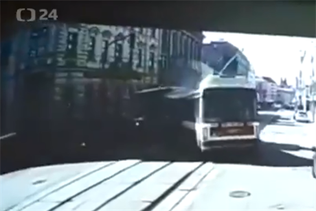 Brnnská sráka trolejbusu s tramvají.
