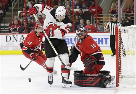 eský hokejový branká Petr Mrázek vychytal ve tvrtením utkání NHL výhru...