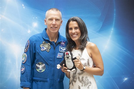 Americký astronaut Andrew Feustel s manelkou na tiskové konferenci v sídle...