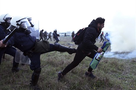Migrant utíká před řeckou policií.