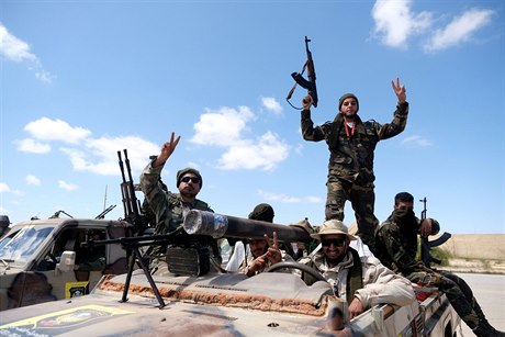Vojskm samozvané Libyjské národní armády velí polní marál Chalífa Haftar....