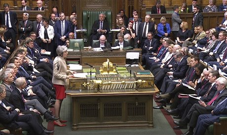 Britská premiérka Theresa Mayová ped poslanci.