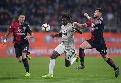 Fotbalista Juventusu Moise Kean pi zápase s Cagliari.