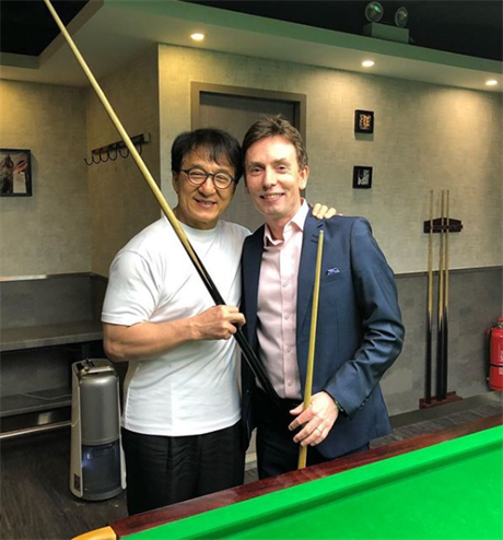 Jackie Chan a profesionální hrá snookeru Ken Doherty.