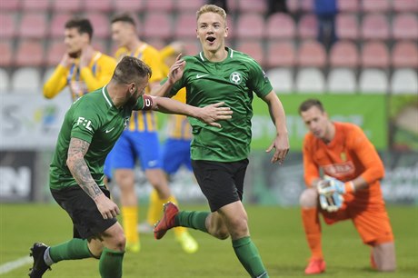 Zleva píbramtí Antonín Fanti a Jan Matouek se radují z gólu.