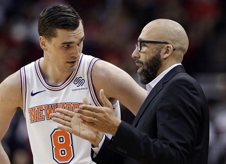 Basketbalista Mario Hezonja a trenér David Fizdale z NY Knicks.