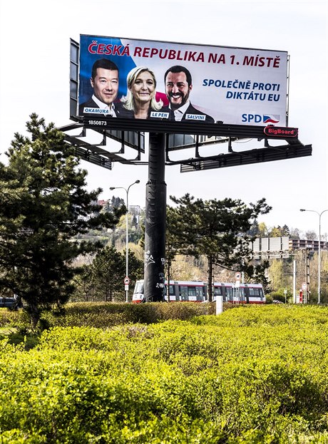 eská republika na 1. míst. Spolen proti diktátu EU, hlásají billboardy...