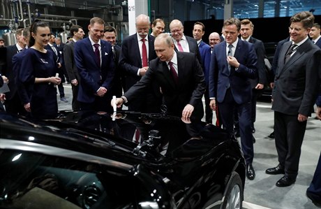 Ruský prezident Vladimir Putin pi otevení továrny na mercedesy v Rusku.