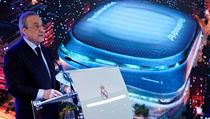 Předseda Realu Madrid Florentino Pérez představuje nový stadion.