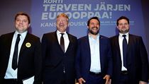 Italsk ministr Matteo Salvini (druh zprava) pzuje s Ollim Kotrem z Finska,...