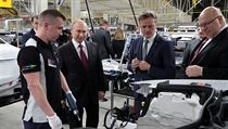 Rusk prezident Vladimir Putin pi oteven tovrny na mercedesy v Rusku.