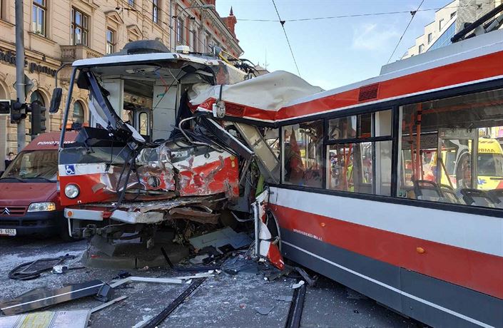 V Brn� se na k�i�ovatce Masná a K�enová srazil trolejbus s tramvají.