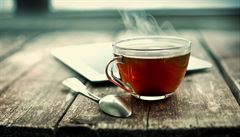 Zeptali jsme se vědců: Mohou se při nadměrném louhování čaje uvolňovat nějaké škodlivé látky?