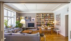 Dominantou obývacího pokoje je knihovna a rohová sedaka