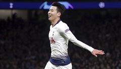 Son Heung-min z Tottenhamu slaví gól v Lize mistr